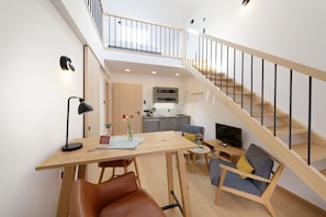 Superior Duplex (Sternenhimmel) | Living area | 43-inch Smart TV with satellite channels, heated floors - Alpin Chalet Trinkl  (Bad Wiessee)