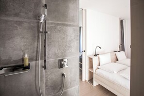 Kondo Deluks (Gartenblick Balkon) | Kamar mandi | Shower, pancuran hujan, pengering rambut, dan jubah mandi