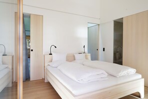 Deluxe Apartment (Bergblick Balkon) | Premium bedding, down comforters, in-room safe, iron/ironing board - Alpin Chalet Trinkl (Bad Wiessee)