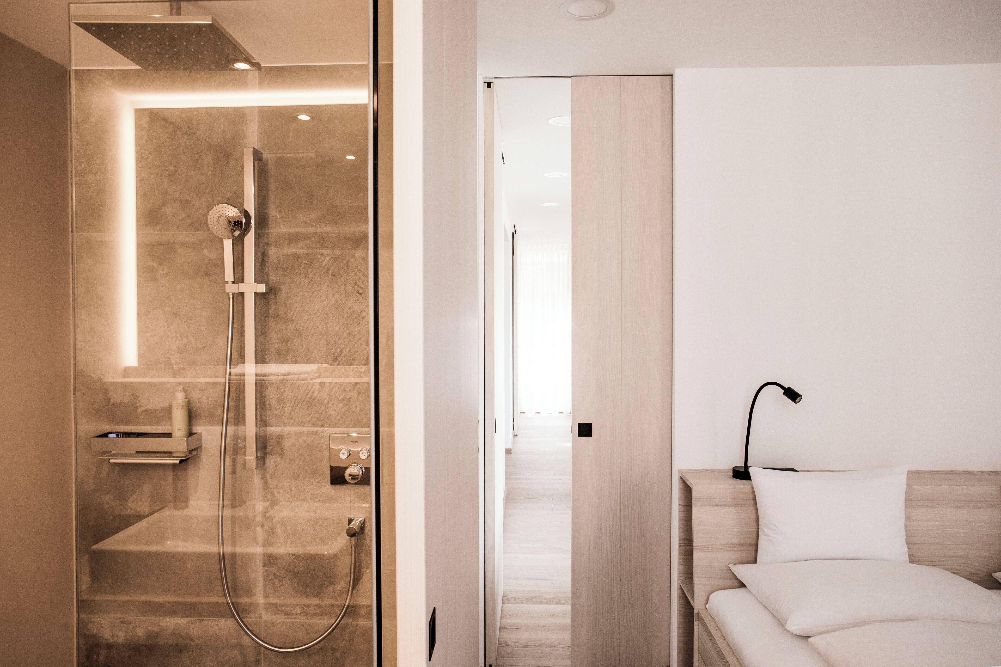 Kondo Deluks (Gartenblick Terrasse) | Kamar mandi | Shower, pancuran hujan, pengering rambut, dan jubah mandi
