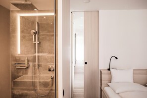 Condo Deluxe (Gartenblick Terrasse) | Salle de bain | Douche, douche cascade, séchoir à cheveux, peignoirs