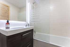 Combined shower/bathtub - Faro's Malaga Citylights - Amazing Roof Terrace (Málaga)