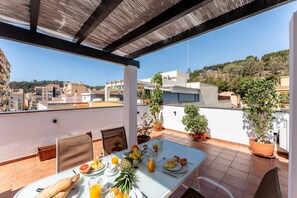 Outdoor dining - Faro's Malaga Citylights - Amazing Roof Terrace (Málaga)