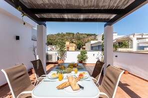 Outdoor dining - Faro's Malaga Citylights - Amazing Roof Terrace (Málaga)