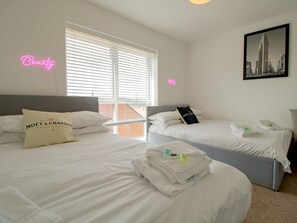 3 bedrooms, iron/ironing board, free WiFi, bed sheets - Stunning Newcastle Home - Pass the Keys (Newcastle)