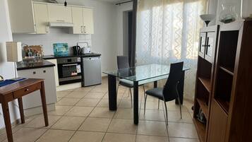 Ofen, Herdplatte, Wasserkocher, Kochgeschirr/Geschirr/Besteck