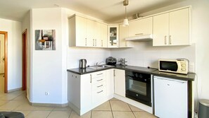 Uuni, liesi, vedenkeitin, keittoastiat/astiat/ruokailuvälineet