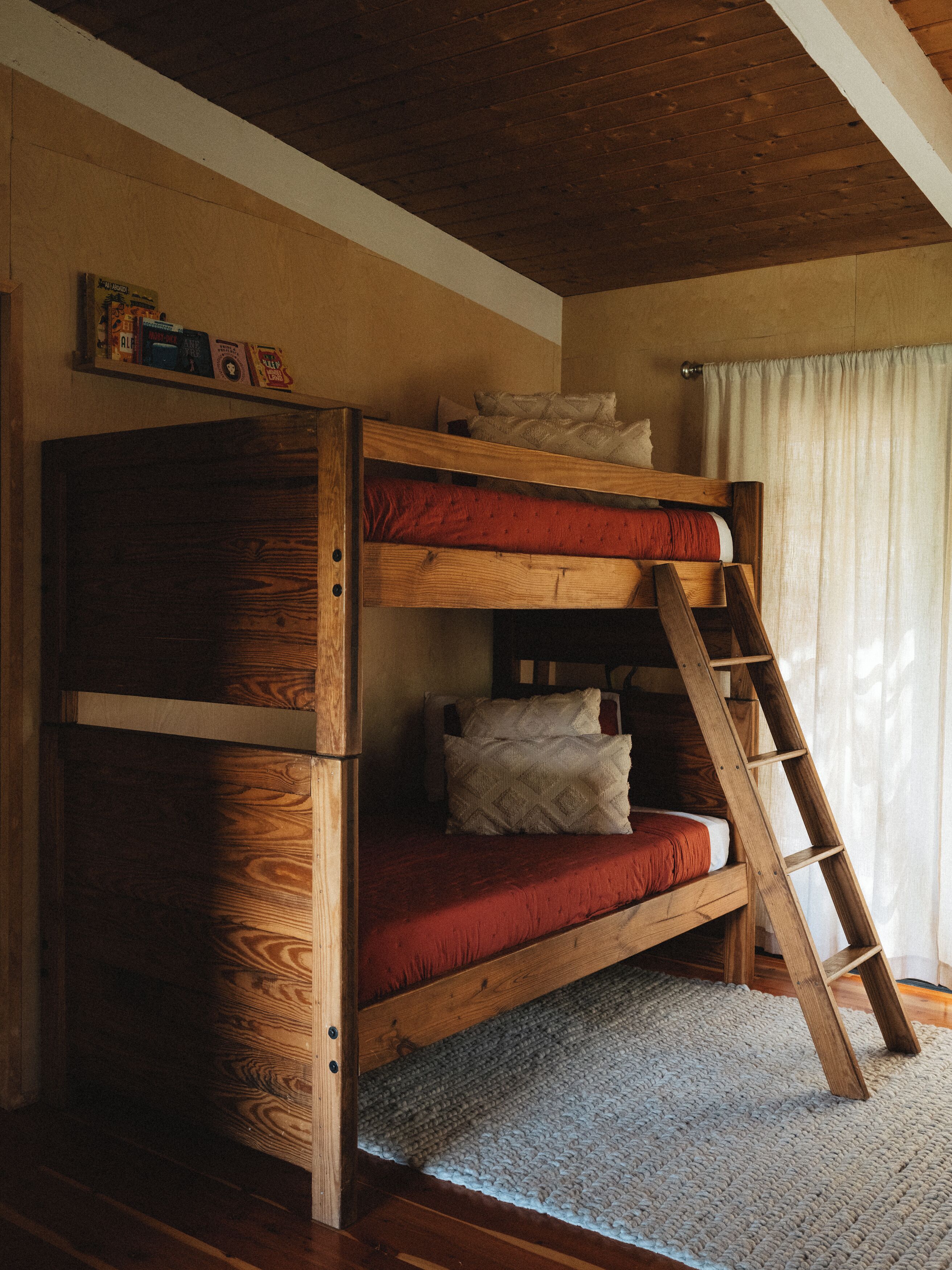 2 bedrooms, travel crib, WiFi (free), bed sheets