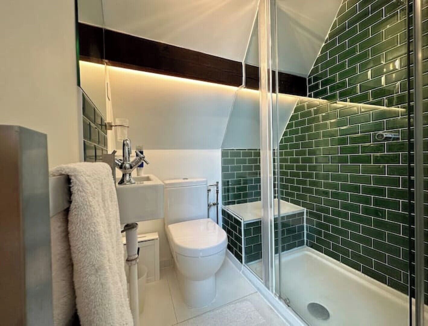 Douche, serviettes fournies, savon