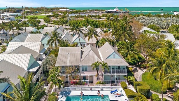 Ein Resort mit Swimmingpool, mehreren Gebäuden und Meerblick.
