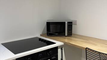 Cabaña | Cocina privada | Refrigerador, microondas, horno y parrilla de estufa