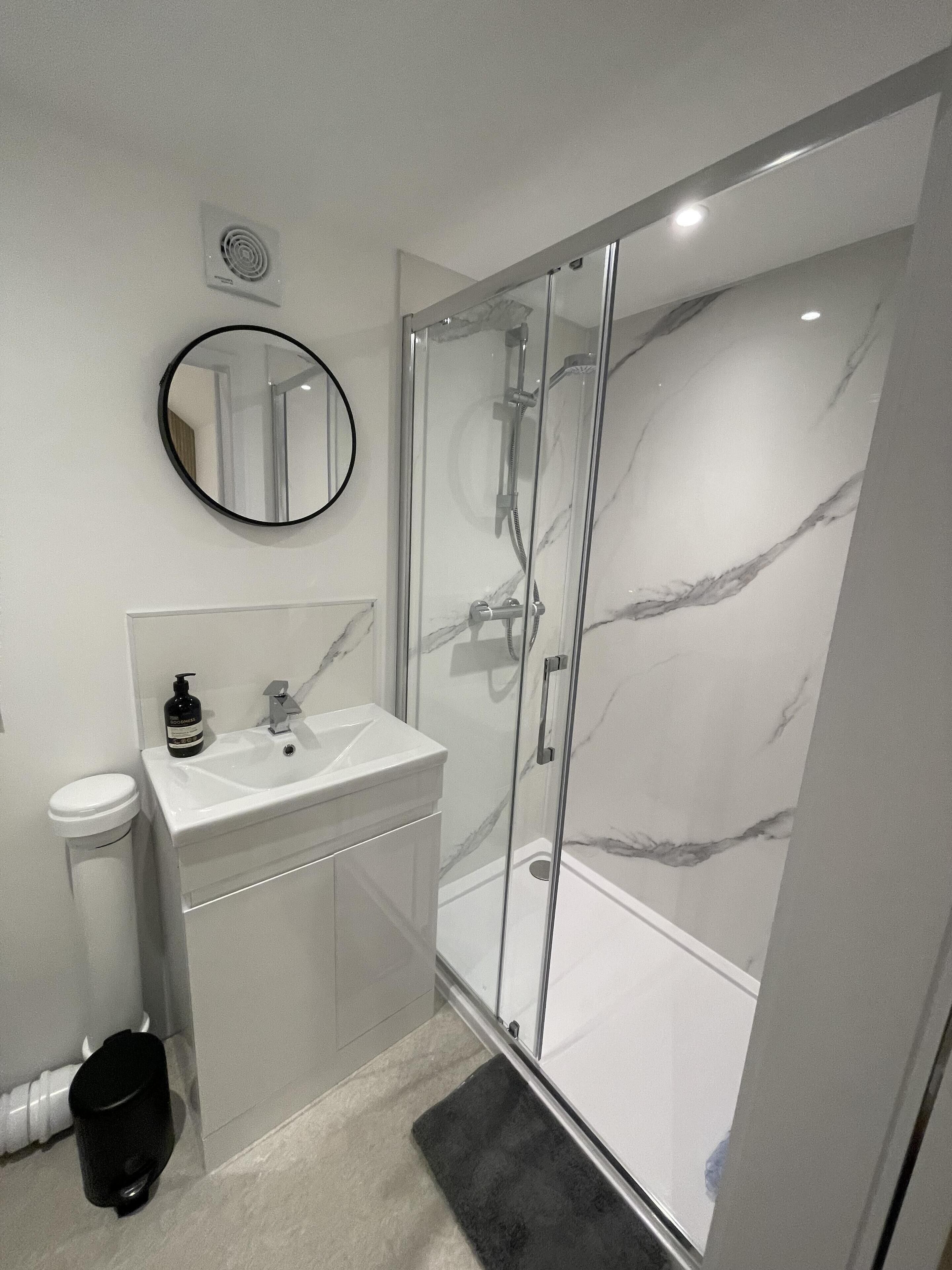 Cabin | Bathroom | Shower, hair dryer, towels