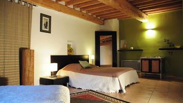 Standard Triple Room | Hypo-allergenic bedding, individually decorated, individually furnished