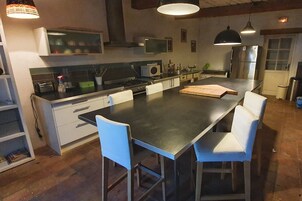Frigorífico grande, microondas, horno y placa de cocina