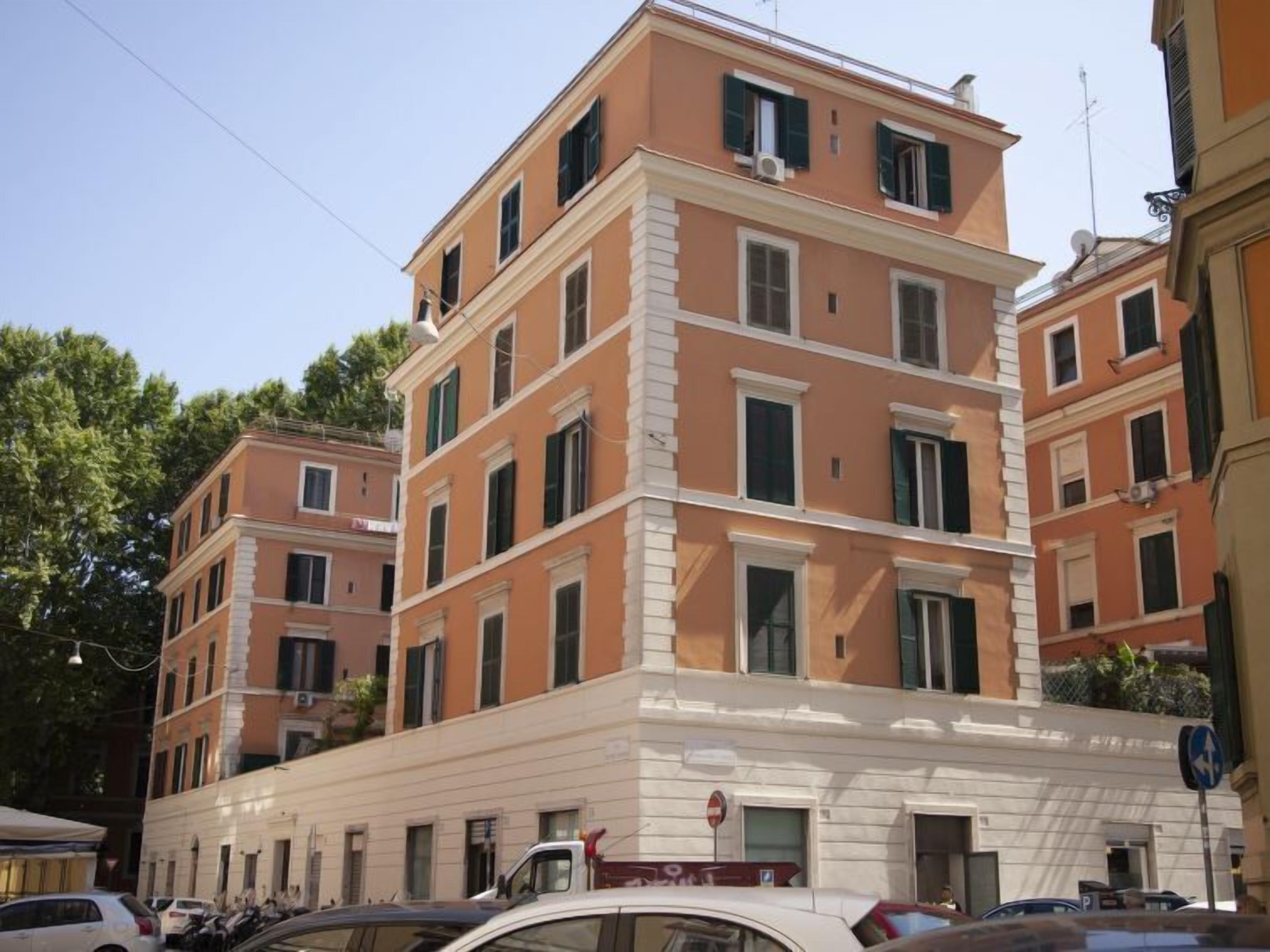 Un edificio a più piani con uno stile architettonico uniforme, caratterizzato da una serie di finestre e balconi.