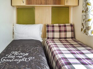 3 bedrooms, free WiFi, bed sheets - Escape to a tranquil oasis at Tattersall Lakes Country Park. (Tattershall, near Horncastle)