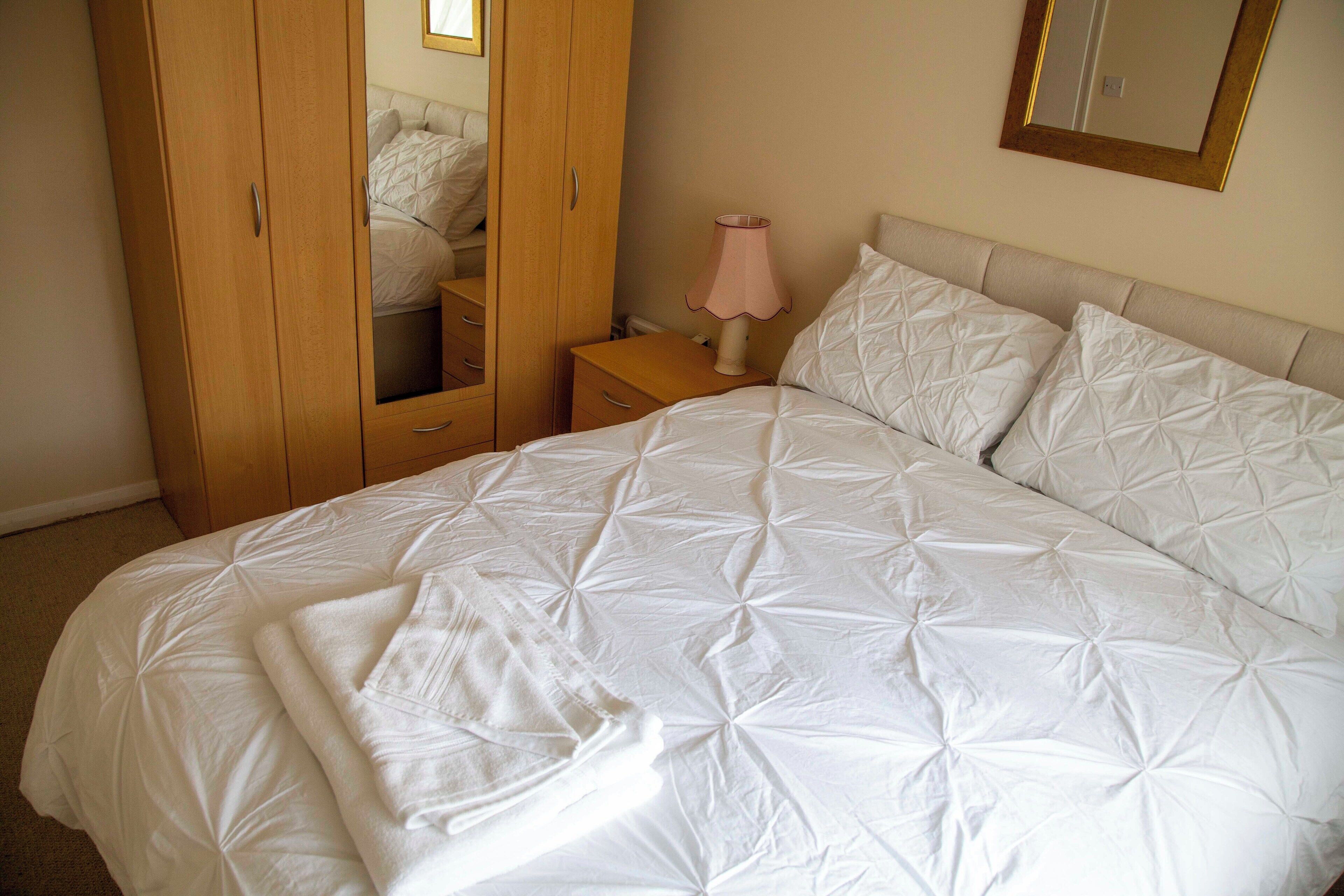 2 多间卧室、床单