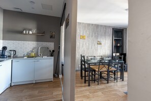 Placa de cocina, tostadora, utensilios de cocina, isla de cocina