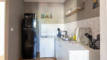 Standard Apartment | Private kitchen | Stovetop, toaster, cookware/dishes/utensils, kitchen islands