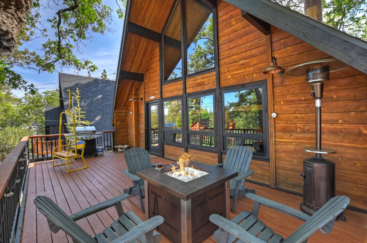 Relaxing Retro Retreat- Mountain Views, Kid and Pet Friendly
