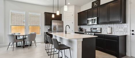 Micro-ondes, four, plaque de cuisson, lave-vaisselle