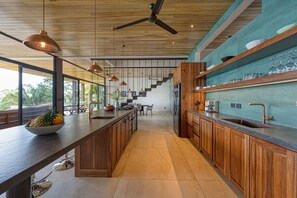 ثلاجة، فرن، موقد طهي مسطح، غسالة أطباق