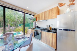 Refrigerador, microondas, horno y parrilla de estufa 