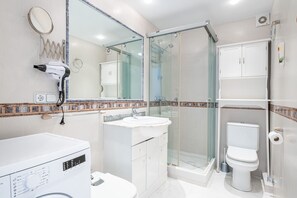 Shower, hair dryer, towels - Bacana 14-5 Apartment Levante Beach (Benidorm)