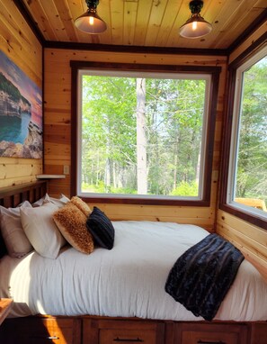 2 bedrooms, WiFi, bed sheets - Near Pictured Rocks and trails, access to AuTrain River, has private hot tub (Au Train)
