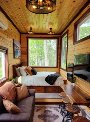 2 bedrooms, WiFi, bed sheets - Near Pictured Rocks and trails, access to AuTrain River, has private hot tub  (Au Train)