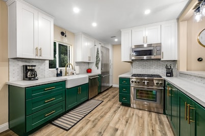 Beautifully updated home with private hot tub near trails & State Park
