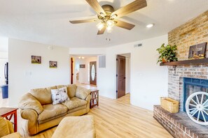 Fernseher, Kamin, Bücher