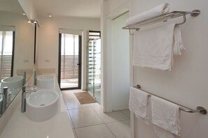 Dusche, Haartrockner, Handtücher, Seife