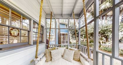 Idyllic Cottage with Access to Pool, Hot Tub, Fitness Center & Floating Docks