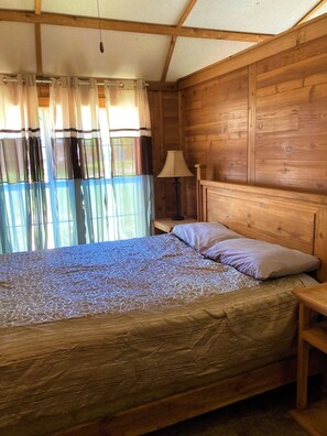 Premium Cabin | Free WiFi, bed sheets - 1075 Marina Dr (Trinity)