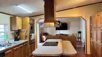 Mobile Home Premium | Cuisine privée | Grand réfrigérateur, micro-ondes, four, plaque de cuisson