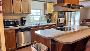 Premium Mobile Home | Private kitchen | Full-size fridge, microwave, oven, stovetop