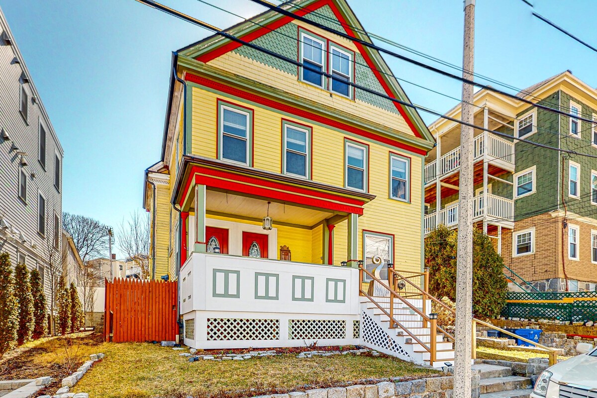 Dog-friendly, genuine 1892 Victorian getaway with loft, near the Bay