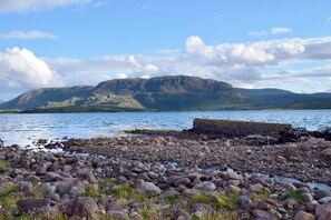 Beach - Stunning Large Beachfront home in the heart of the Torridon Highlands! Wow! (Inveralligin)