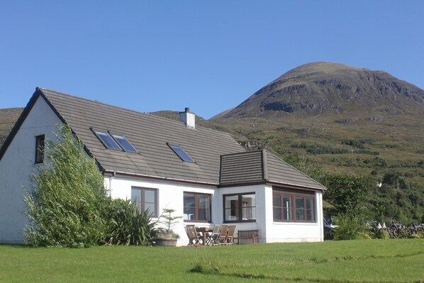 Exterior - Stunning Large Beachfront home in the heart of the Torridon Highlands! Wow! (Inveralligin)