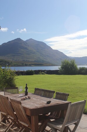 Outdoor dining - Stunning Large Beachfront home in the heart of the Torridon Highlands! Wow! (Inveralligin)