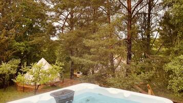 Cabin | Outdoor spa tub
