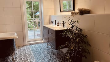 Kabin | Kamar mandi | Bathtub dan shower terpisah, bathtub besar,  dan handuk