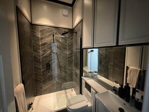 Ferienhaus, Mehrere Betten | Badezimmer | Duschwanne, Komfortbadewanne, Haartrockner, Handtücher