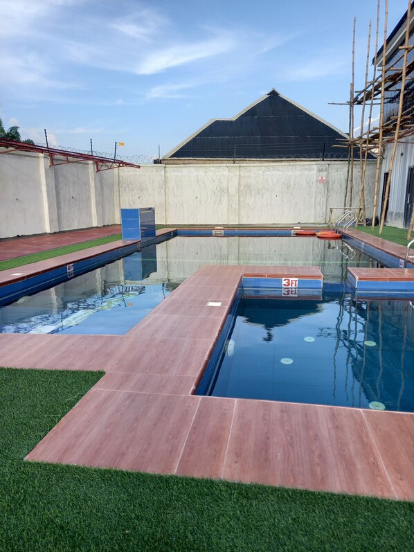Outdoor pool - Fomzy mega hotel (Sapele)