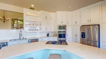 Jääkaappi, mikroaaltouuni, uuni, liesi