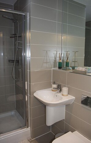 Hair dryer, towels, soap, shampoo - Stylish 2 bedroom apartment in the heart of London (London)