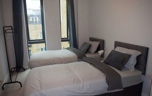 2 habitaciones, tabla de planchar con plancha, wifi y ropa de cama 