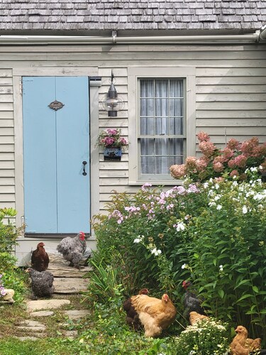 Centrally located MidCoast country farmhouse suite, just 20 minutes to Route 1!