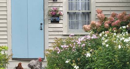 Centrally located MidCoast country farmhouse suite, just 20 minutes to Route 1!